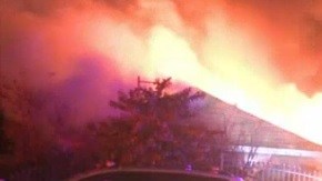 El incendio empezó en un auto y se extendió a dos viviendas en la ciudad de El Monte.