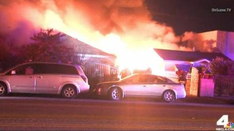 El incendio empezó en un auto y se extendió a dos viviendas en la ciudad de El Monte.