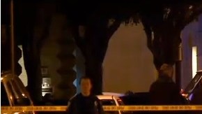 Policías de San Francisco inspeccionan las calles 11 y Mission, donde se encontró la maleta.