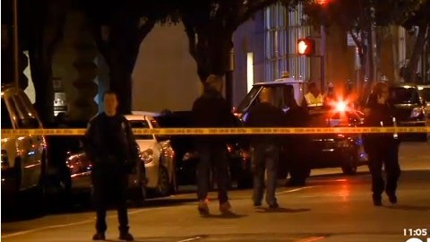 Policías de San Francisco inspeccionan las calles 11 y Mission, donde se encontró la maleta.