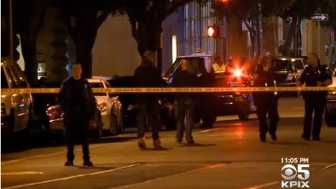 Policías de San Francisco inspeccionan las calles 11 y Mission, donde se encontró la maleta.