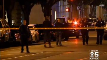 Policías de San Francisco inspeccionan las calles 11 y Mission, donde se encontró la maleta.