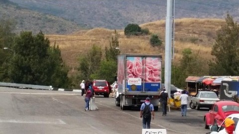 Los encapuchados toman casetas de peaje y cobran a los automovilistas.