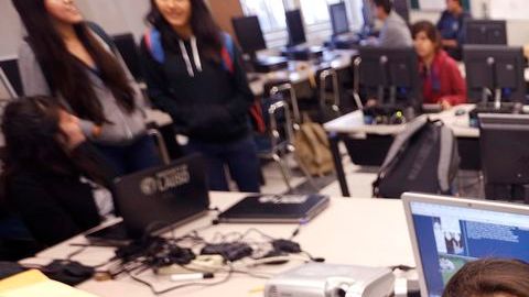 Carolina Menjívar (izq.) y Ana Hernández hablan con La Opinión sobre su reconocimiento por el Premio por Aspiraciones en Computación 2015.