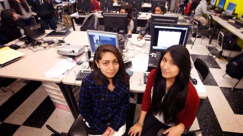 Carolina Menjívar (izq.) y Ana Hernández hablan con La Opinión sobre su reconocimiento por el Premio por Aspiraciones en Computación 2015.