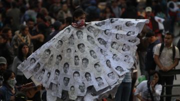 La fiscalía afirmó que los 43 normalistas de Ayotzinapa fueron asesinados y calcinados.