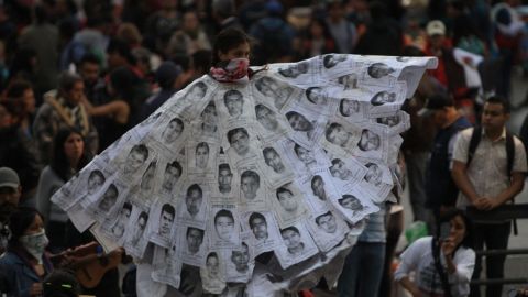 La fiscalía afirmó que los 43 normalistas de Ayotzinapa fueron asesinados y calcinados.