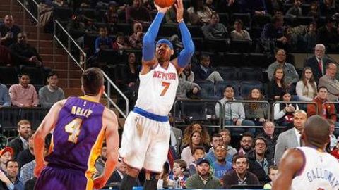 Carmelo Anthony intenta un tiro a canasta.