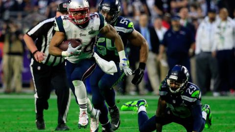 Shane Vereen #34 de losPatriots corre el balón contra Bobby Wagner #54 y Earl Thomas #29 de los Seattle Seahawks en el segundo cuarto.