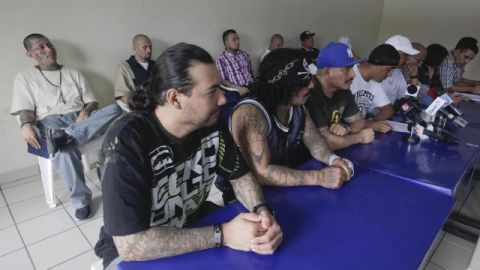 Líderes encarcelados de varias pandillas durante una tregua reciente, participan de un diálogo con la prensa