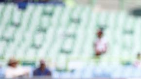 Ell dominicano Carlos Paulino (d) batea ante Cuba, en la victoria de los Gigantes del Cibao ante Pinar del Río.