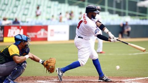 Ell dominicano Carlos Paulino (d) batea ante Cuba, en la victoria de los Gigantes del Cibao ante Pinar del Río.