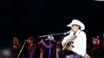 El cantautor sigue batallando contra el cáncer con otro mal más.