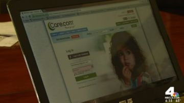 Por medio del sitio Care.com, los estafadores logran contactar a las jóvenes.