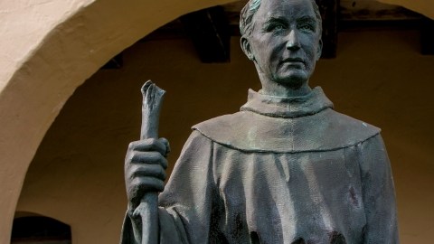 Serra fundó 9 misiones en California para catequizar y ayudar a los indígenas.