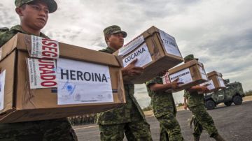 Soldados acarrean drogas para incinerarlas en una base militar en Nuevo León.