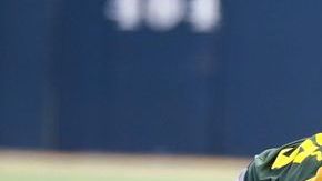 El dominicano Luis Jiménez evita que el cubano Yadiel Hernández llegue a primera.