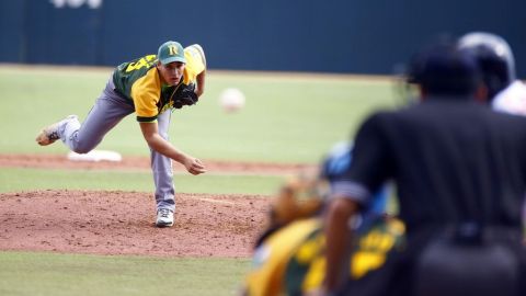 El dominicano Luis Jiménez evita que el cubano Yadiel Hernández llegue a primera.