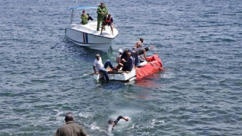 Balseros son detenidos por autoridades cubanas tras fallar en su intento de llegar a EEUU.