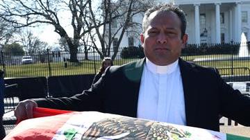 El sacerdote Gregorio López Gerónimo protesta en Washington.