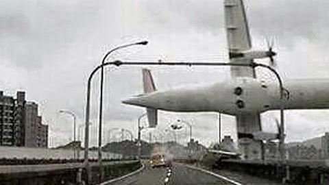 El momento del accidente fue captado por cámaras de vehículos.