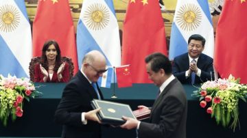 La presidenta Cristina Fernández de Kirchner (i) y el presidente chino, Xi Jinping, al fondo.
