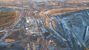 Producción de petróleo en las arenas alquitranadas en Alberta, Canadá.