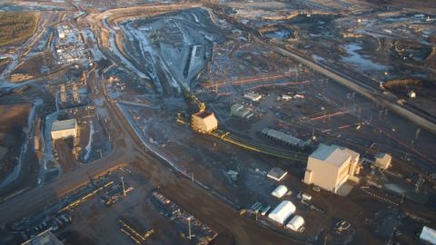 Producción de petróleo en las arenas alquitranadas en Alberta, Canadá.