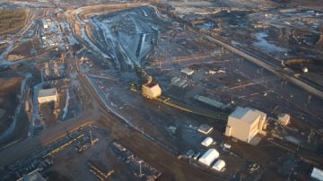 Producción de petróleo en las arenas alquitranadas en Alberta, Canadá.