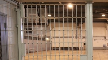 El acusado fue dado de baja sin remunerar tras una denuncia de la víctima, y ahora enfrenta cargos por asalto.