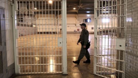 El acusado fue dado de baja sin remunerar tras una denuncia de la víctima, y ahora enfrenta cargos por asalto.