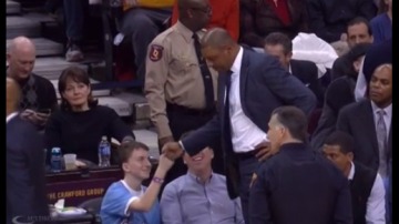 Momento del video en el que Doc Rivers saluda a un hincha de los Clippers.