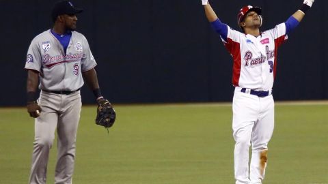 Luis Figuero de los Cangrejeros de Puerto Rico (d) celebra en segunda.