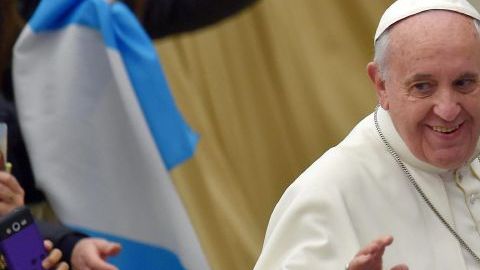 El Papa Francisco lamenta la situación de los migrantes que arriesgan su vida para llegar a EEUU.