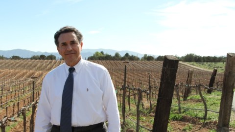 Roberto Reyes en sus viñedos de Santa Clarita.