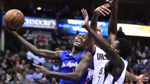 Jamal Crawford intenta lanzar a canasta ante la defensa de los Mavericks.