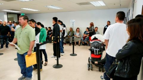 El vicecónsul Julio Calderón dijo que el consulado ha duplicado la cantidad de pasaportes que emiten a diario.