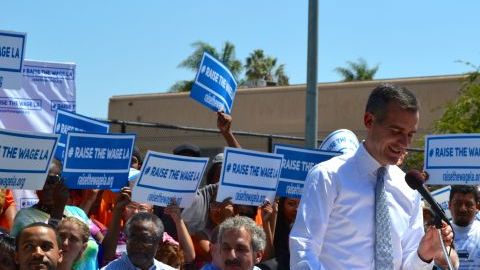 La estrategia económica del alcalde de Los Ángeles incluye un alza paulatina del salario básico de los trabajadores.