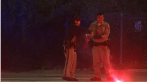 Varias calles se encuentran cercadas cerca de Whittier Narrows en El Monte.