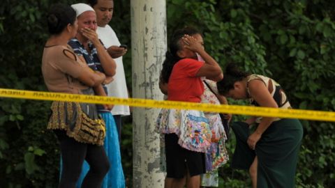 Familiares de una persona asesinada en el asalto a un autobús en San Luis Talpa, El Salvador.