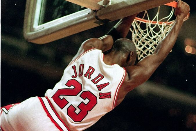 Una de las volcadas de Michael Jordan