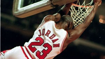 Una de las volcadas de Michael Jordan