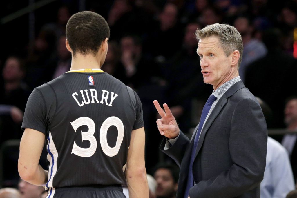 Stephen Curry, de los Warriors, dialoga con su entrenador Steve Kerr. Golden State es el mejor equipo de la NBA actualmente.