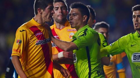 Marco Antonio Palacios (izq.) tuvo varios altercados en el juego contra las Águilas.