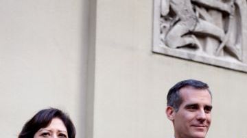 La supervisora Hilda Solís, el alcalde Eric Garcetti y el secretario de DHS Jeh Johnson, durante la rueda de prensa.