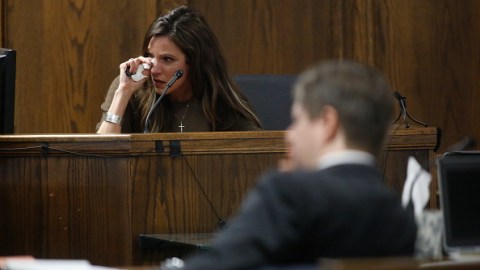 Taya Kyle no pudo evitar las lágrimas en el jucio por el asesinato de su esposo.