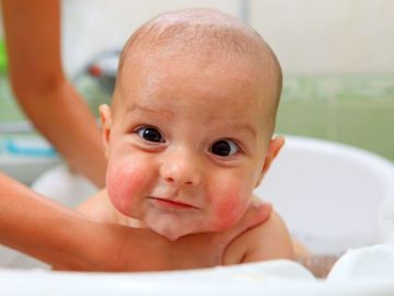 El baño es un momento ideal para estimular los sentidos del bebé.