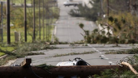 Los fuertes vientos pueden derribar cables de alta tensión  o árboles y provocar cortes en el suministro eléctrico.