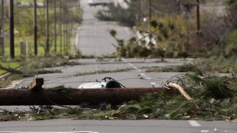 Los fuertes vientos pueden derribar cables de alta tensión o árboles y provocar cortes en el suministro eléctrico.
