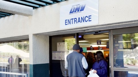 Pese al alto número de solicitudes, aún muchos inmigrantes temen acudir al DMV.
